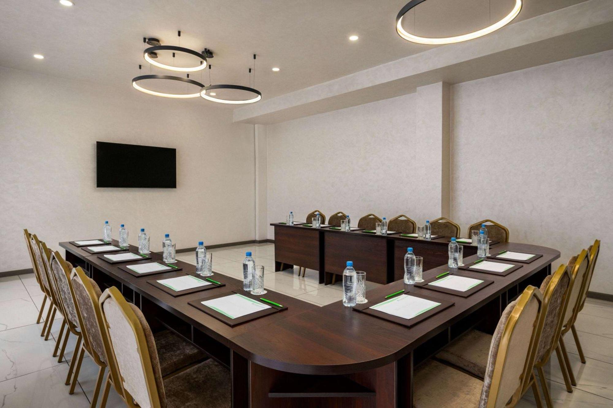 Wyndham Garden Tashkent Hotel ภายนอก รูปภาพ